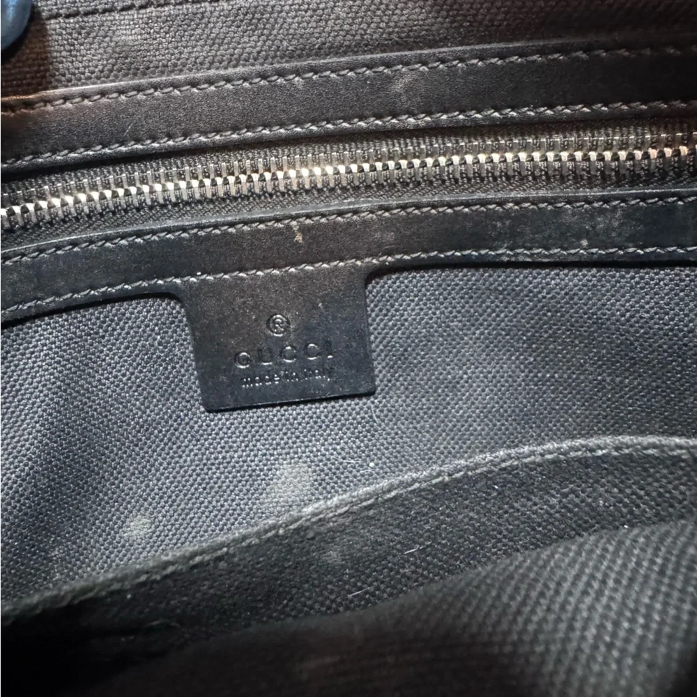 Gucci GG Supreme body bag in black with a red and blue web strap - Picture 8 of 16